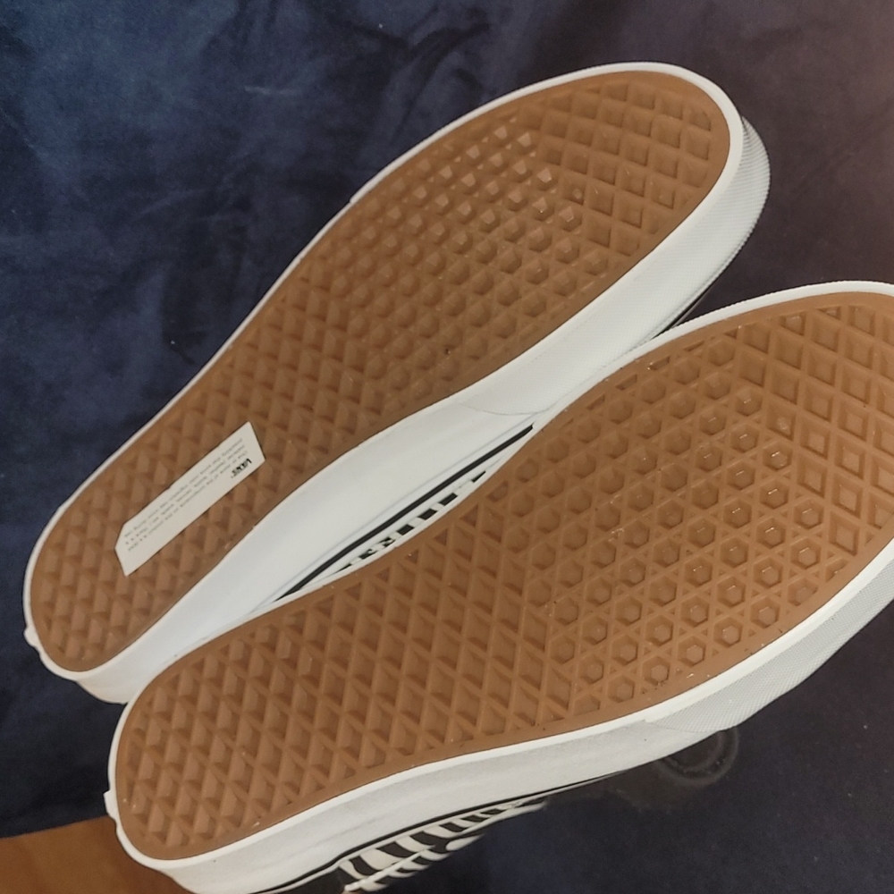 New Vans Classic Old Skool V size 10.5mn equals 12 wm and 8mn equals 9.5 mn - Picture 6 of 9